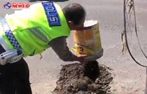 Demi Keselamatan, Ipda Darmaja Timbun Lubang Ditengah Jalan Simpang Pererenan