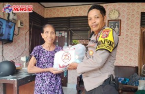 Baksos Hari Bhayangkara, Polsek Denbar Bagikan Paket Sembako kepada Warga