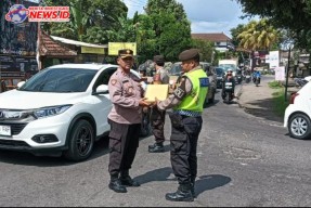Kapolsek Abiansemal Serahkan Bingkisan kepada Anggota yang Melaksanakan Tugas 