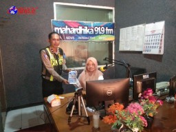 Hari Pertama Ops Patuh Semeru 2024, Personil Dikyasa Satlantas Polres Bondowoso Berikan Sosialisasi Melalui Radio Mahardika FM