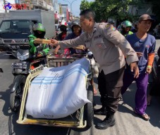 Kapolsek Simokerto Bagikan Nasi Kotak Kepada Masyarakat Dalam Giat Jumat Berkah