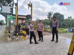 Cegah Laka, Polisi Edukasi Relawan Perlintasan KA Tanpa Palang Pintu di Tulungagung