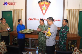 Sinergitas TNI - Polri, Polres Ngawi Beri Tumpeng dan Kue Ulang Tahun ke Yon Armed 12 Kostrad