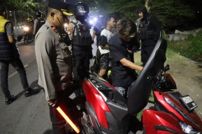 Cegah Kejahatan Malam, Polres Pelabuhan Tanjung Perak Gelar Patroli Skala Besar