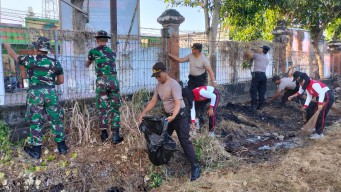 Gotong Royong Jalin Sinergitas TNI-Polri, Polsek Abiansemal Gandeng Koramil dan Paskibraka