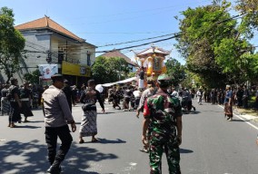 Kolaborasi Bhabinkamtibmas, Babinsa dan Pecalang Amankan Upacara Pengabenan Desa Dangri Kelod