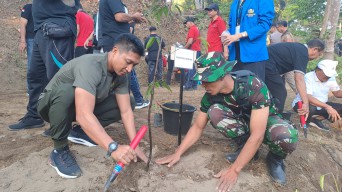 HUT LPM RI, Dandim 1611/Badung Tanam Pohon di Bantaran Sungai