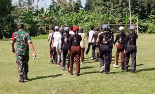 Songsong HUT ke 79 RI Tahun 2024, Personil Koramil Baturiti Latih Paskibra