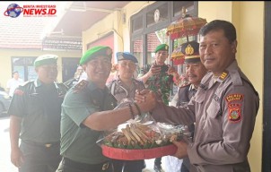 Danramil Kuta Beri Kado HUT ke 78 Bhayangkara kepada Polsek Kuta Utara