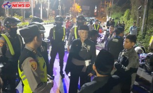 Polisi Bubarkan Kerumunan PSHT di Jalan By Pass Ngurah Rai Suwung