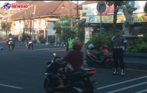 Beri Pelayanan Prima, Personil Polres Gianyar Bersama Polsek Jajaran laksanakan Pengaturan Lalu Lintas