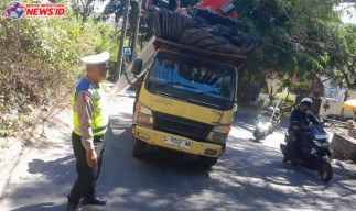 Ditilang, Supir Truk Langgar Aturan Mogok di Tanjakan Goa Gong