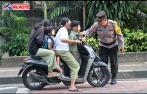 OPA 2024 Polresta Denpasar di Simpang Pemecutan, Puluhan Pengendara Diberikan Teguran