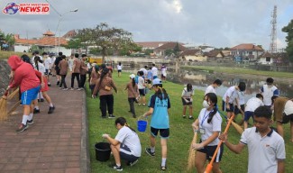 Bhabinkamtibmas Desa Pemogan Bersama Siswa CHIS Bersihkan Sampah