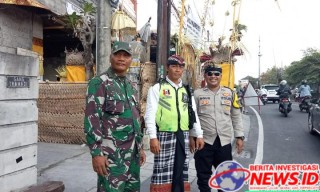 Bhabinkamtibmas Polsek Denbar Melaksanakan Giat Pengamanan Upacara Pemelaspasan dan Mecaru