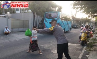 Ciptakan Kelancaran Rombongan Tirta Yatra, Bhabinkamtibmas Beri Pelayanan Pengaturan Lalin