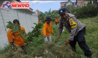 Minggu Bersih, Bhabinkamtibmas Polsek Denbar Kerja Bakti Bersama Warga
