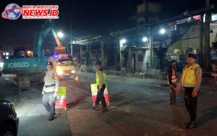 Patroli Biru Polsek Abiansemal Sambangi Pekerja Proyek Pengaspalan Jalan 