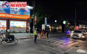 Cegah Kecelakaan, Personil Unit Lantas Polsek Kuta Utara Sebrangi Pejalan Kaki
