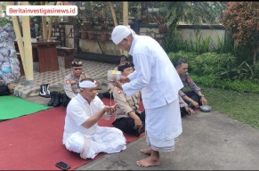 Rahina Tumpek Landep, Personil Polsek Abiansemal Laksanakan Persembahyangan Bersama