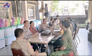 Minggu Kasih Polsek Dentim Bahas Isu Keamanan Desa Sumerta Kelod