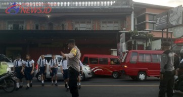 Cegah Kemacetan, Bhabinkamtibmas Desa Suwat Atensi Depan Sekolah