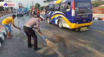 Cegah Kecelakaan, Polisi Sigap Bersihkan Tumpahan Oli di Jembatan Ngujang 1
