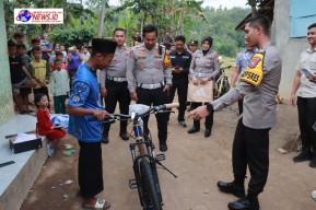 Kapolres Jember Beri Sepeda Kepada Pelajar Yatim Piatu Yang Jalan Kaki 5 Km Tiap Pergi dan Pulang Sekolah
