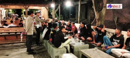 Petugas Polsek Warujayeng Sapa Pengunjung Warung Ciptakan Kamtibmas Kondusif