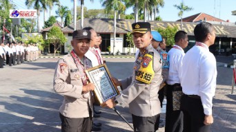 Kapolres Apresiasi Prestasi 11 Anggota Polres Nganjuk Dengan Beri Piagam Penghargaan