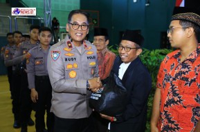 Bagikan Ribuan Paket Sembako, Ops NCS Polri Bawa Pesan Pilkada Damai di Jawa Timur