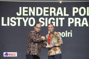 Kapolri Raih Penghargaan Extraordinary Dedication of Patriotism