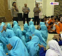 Cegah Salah Pergaulan, Kapolsek Simokerto Beri Penyuluhan Anti Kenakalan Remaja dan Judi Online ke Sekolahan