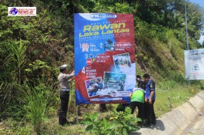 Cegah Kecelakaan Lalu Lintas, Polisi Pasang Baliho Peringatan di Jalur Wisata Trenggalek