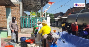 Polres Bojonegoro Kembali Salurkan Bantuan Air Bersih Untuk Warga Desa Pejok
