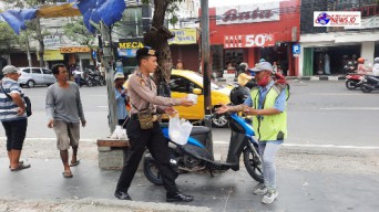 Polresta Sidoarjo Tumbuhkan Rasa Peduli di Tengah Patroli