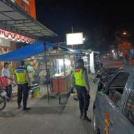 Upaya Preventif Polsek Abiansemal Menjaga Keamanan Dengan Sambangi Pasar Malam