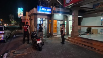 Cegah Gangguan Kamtibmas Blue Light Patrol Polsek Mengwi Sambangi Pertokoan Mengwitani