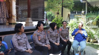 Sambut Hari Jadi ke 76, Polwan Polresta Denpasar Anjangsana ke Senior Polwan Purnatugas