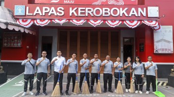 Semarak Hari Pengayoman ke 79, Lapas Kerobokan Gelar Bersih-Bersih Lingkungan Kantor