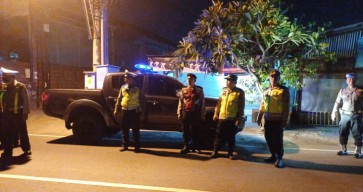 Kondusifitas Wilayah Terjaga, Kapolsek Dentim Pimpin Pelaksanaan Patroli Malam Minggu