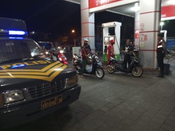 Cegah Kriminalitas, BLP Polsek Mengwi Sambangi SPBU Sampaikan Imbauan Kamtibmas