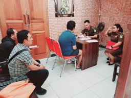 Polsek Dentim Serahkan Dua Tersangka Kasus Pencurian ke Kejari Denpasar