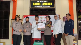 Sambut Hari Jadi ke 76, Tempat Ibadah: Polwan Polresta Denpasar Gelar Bakti Religi 
