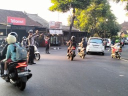 Berikan Pelayanan ke Pengguna Jalan, Polres Badung Gelar Personil di Lapangan