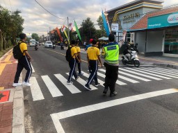 Tulus Ikhlas Layani Masyarakat, Anggota Polres Badung Bantu Penyebrangan Jalan