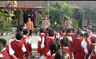 Jumat Curhat: Beri Edukasi Kamling Sekolah dan Tata Tertib Lalulintas 