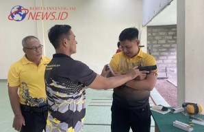 Asah Kemampuan Kapolres AKBP Teguh Priyo Wasono Pimpin Latihan Menembak