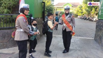 Semarakkan Hari Jadi Ke 76 Polwan RI, Polwan Polres Tulungagung Bagikan Bunga dan Coklat