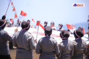 Hari Jadi ke-76, Polwan Polres Madiun Kibarkan Merah Putih dan Bendera Polwan di Puncak Bukit Mongkrang